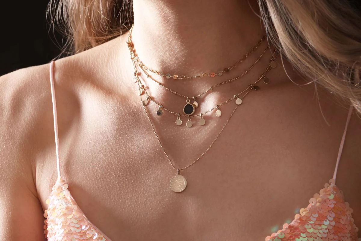 Collier gravé personnalisé : anneaux entrelacés pour un bijou unique et chargé de sens