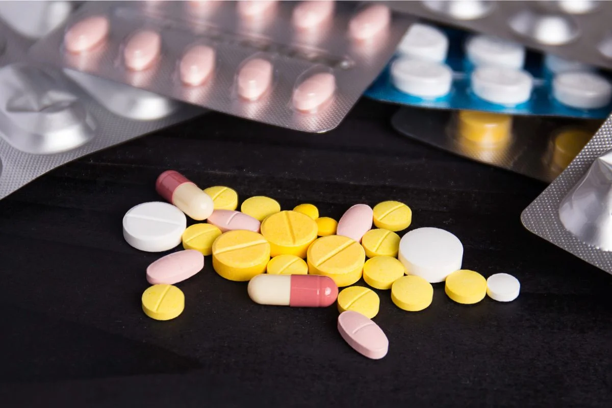 Liste médicaments charonne-asso.fr : guide complet 2026 avec tableaux par catégorie